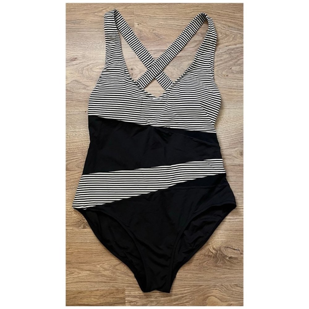 Nip Tuck Women’s Black and White One Piece Swimsuit Bathing Suit approx size 10